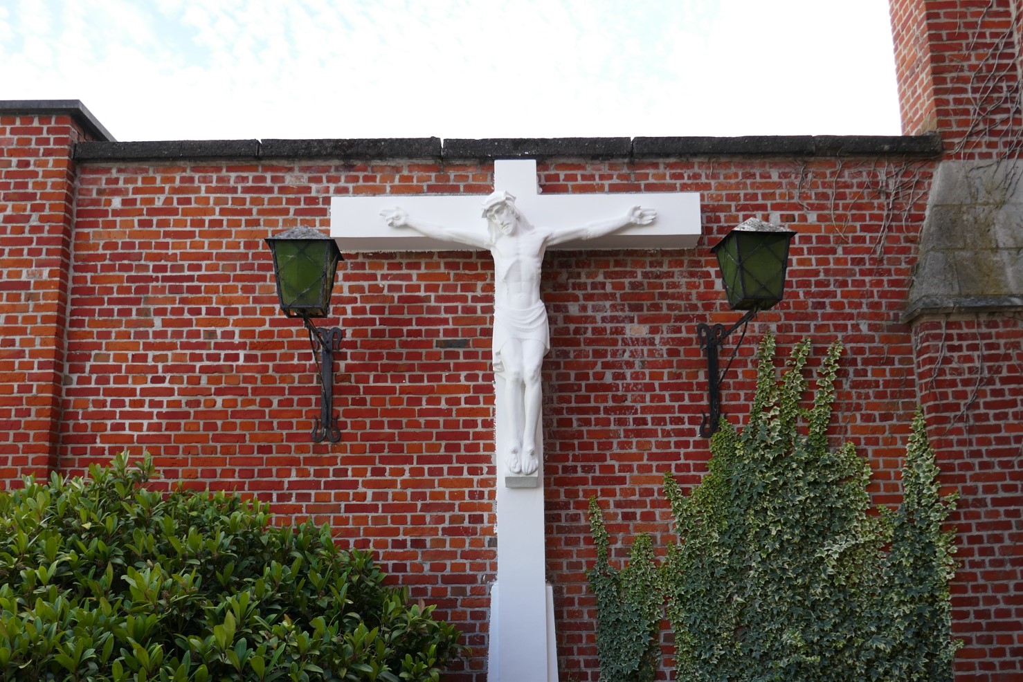 Heilige Kruiskapel buiten aan de Sint-Antoniuskerk na de renovatie - 2022