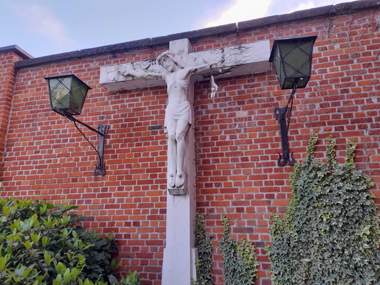 Heilige Kruiskapel buiten aan de Sint-Antoniuskerk voor de renovatie - 2022