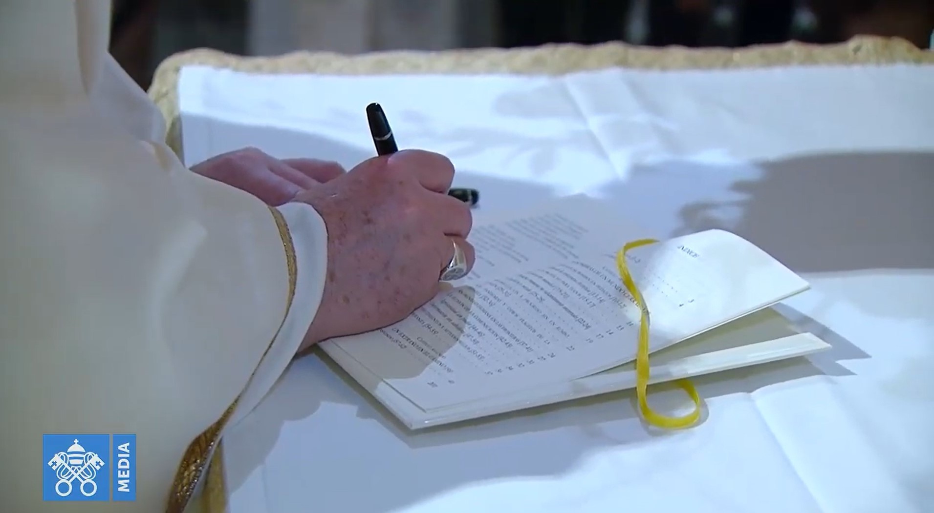 Paus zet handtekening in derde encycliek - Vatican News